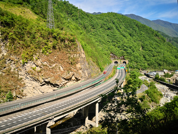 01 四川雅安經(jīng)石棉至瀘沽段高速公路土建工程C18標(biāo)項(xiàng)目-2_副本.jpg